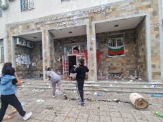 След протеста в Хасково, от полицията обявиха, че предстои да бъдат установени участниците във вандалските действия пред сградата на районното управление в града