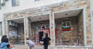 След протеста в Хасково, от полицията обявиха, че предстои да бъдат установени участниците във вандалските действия пред сградата на районното управление в града