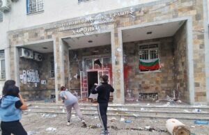 След протеста в Хасково, от полицията обявиха, че предстои да бъдат установени участниците във вандалските действия пред сградата на районното управление в града