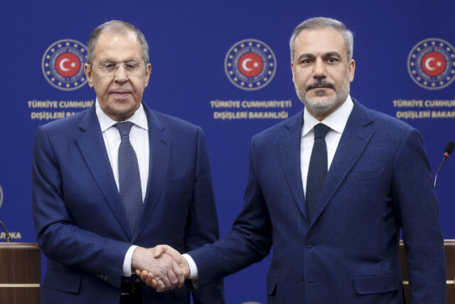 Турски и руски дипломати обсъдиха мирните преговори между Украйна и Русия