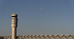 Федералната авиационна администрация на САЩ започна разследване, след като 2 самолета отмениха кацане във Вашингтон заради военен хеликоптер