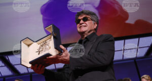 Иранският режисьор Джафар Панахи с наградата "Златна палма"