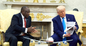 Президентът на САЩ Доналд Тръмп по време на срещата си с президента на РЮА Сирил Рамапоса