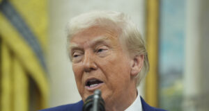 „Файненшъл таймс“: Тръмп е разпоредил на американските доставчици на софтуер за чипове да спрат да продават в Китай