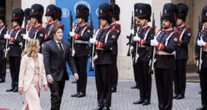 АНСА: Мелони и Милей обсъдиха на вечеря в Рим италианския внос на втечнен природен газ от Аржентина