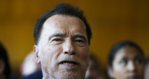 Арнолд Шварценегер поздрави пътниците в обществения транспорт във Виена