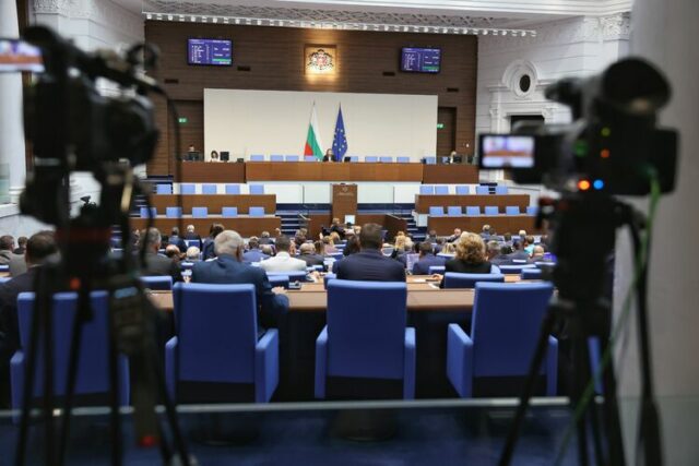 Блиц контрол и редовен парламентарен контрол включва програмата на днешното пленарно заседание