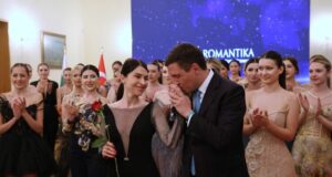 Българският моден дизайнер София Борисова представи колекция висша мода на ревю в Анкара