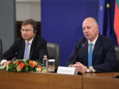 На снимката: еврокомисарят за икономиката и производителността, изпълнението и опростяването Валдис Домбровскис и министър-председателят Росен Желязков/ Снимка:БТА