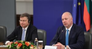 На снимката: еврокомисарят за икономиката и производителността, изпълнението и опростяването Валдис Домбровскис и министър-председателят Росен Желязков/ Снимка:БТА