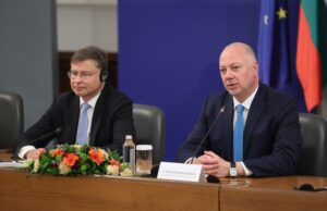На снимката: еврокомисарят за икономиката и производителността, изпълнението и опростяването Валдис Домбровскис и министър-председателят Росен Желязков/ Снимка:БТА