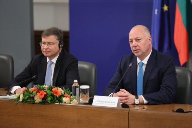 На снимката: еврокомисарят за икономиката и производителността, изпълнението и опростяването Валдис Домбровскис и министър-председателят Росен Желязков/ Снимка:БТА