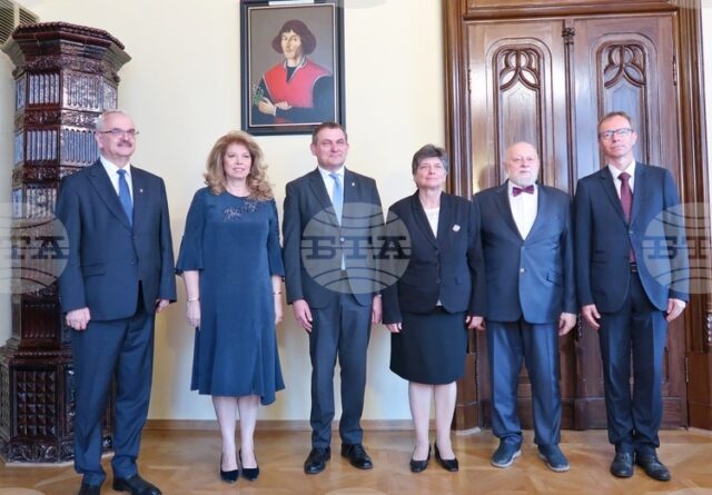 Вицепрезидентът Илияна Йотова връчи от името на президента орден „Св. св. Кирил и Методий“ на изтъкнатия славист проф. Александер Наумов