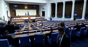 Вицепремиерът и министър на транспорта Гроздан Караджов и 12 министри от кабинета ще отговарят на депутатски въпроси