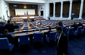 Вицепремиерът и министър на транспорта Гроздан Караджов и 12 министри от кабинета ще отговарят на депутатски въпроси