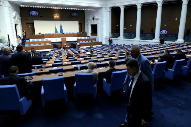 Вицепремиерът и министър на транспорта Гроздан Караджов и 12 министри от кабинета ще отговарят на депутатски въпроси