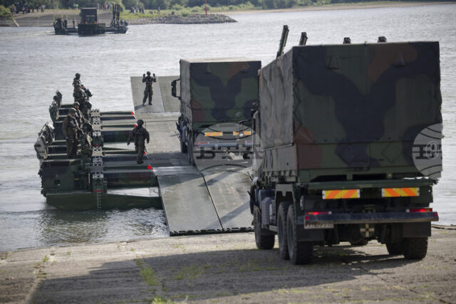 Германия и нейни съюзници проведоха голямо военно учение по река Рейн