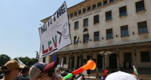Граждани се събраха в София на пореден протест срещу приемането на еврото
