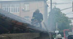 Двама души са пострадали при взрив на газова бутилка в с. Мусачево, община Елин Пелин, съобщиха от пожарната