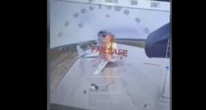 Стопкадър от видеозапис, публикувани вчера от източник на Службата за сигурност на Украйна, на който се вижда как украински безпилотен летателен апарат извършва атака дълбоко във вътрешността на Русия