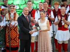 Държавният глава Румен Радев удостои фолклорния танцов ансамбъл "Отец Паисий" с Почетния знак на президента