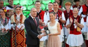 Държавният глава Румен Радев удостои фолклорния танцов ансамбъл "Отец Паисий" с Почетния знак на президента