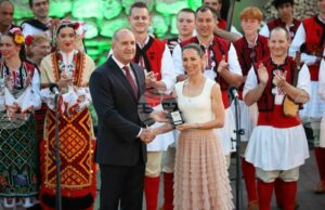 Държавният глава Румен Радев удостои фолклорния танцов ансамбъл "Отец Паисий" с Почетния знак на президента