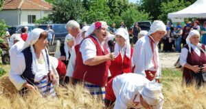 Жътвената кампания в Ямболско започва с пресъздаване на народния обичай "зажънване" и водосвет