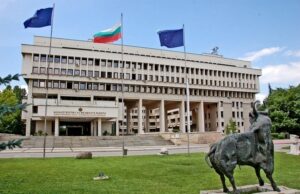 Заради последната ескалация на напрежението в региона на Близкия изток от МВнР препоръчват на нуждаещите се българи няколко комуникационни канала