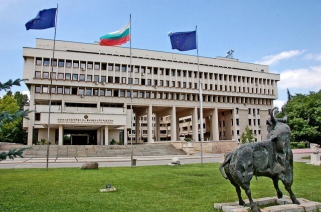Заради последната ескалация на напрежението в региона на Близкия изток от МВнР препоръчват на нуждаещите се българи няколко комуникационни канала