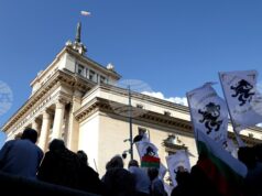Засилено остава полицейското присъствие в района на парламента, протестиращите се разотиват