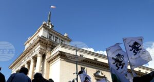 Засилено остава полицейското присъствие в района на парламента, протестиращите се разотиват
