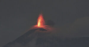 Изригване на вулкан в Гватемала предизвика евакуации