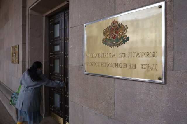 КС допусна за разглеждане част от искането на президента Радев във връзка с решението на Киселова да отклони предложението му за референдум