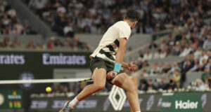 Карлос Алкарас си направи снимка с постоянния отпечатък на Рафаел Надал преди полуфиналния мач срещу Лоренцо Музети на "Ролан Гарос"