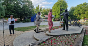 Комедийният театрален фестивал "Тодор Колев" бе открит с церемония пред паметника на големия актьор в Шумен