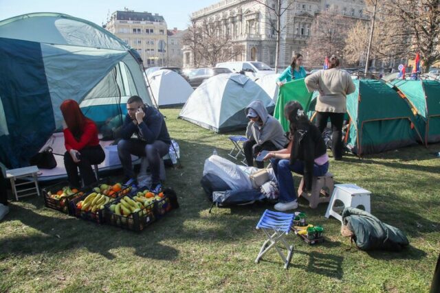 Контрапротестиращите студенти в Сърбия дадоха срок на държавата до 28 юни да реши кризата във висшето образование
