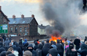 Маскирани лица нападнаха полицаи и опожариха къщи и коли за втора поредна нощ в Северна Ирландия