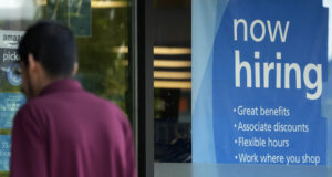 Молбите за помощи при безработица в САЩ достигнаха най-високото си ниво от осем месеца, но остават на исторически ниски нива