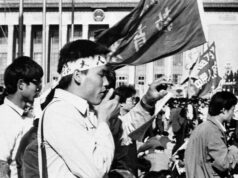 Един от водачите на студентите чете прокламация към правителството на митинг на площад "Тянанмън"
