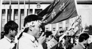 Един от водачите на студентите чете прокламация към правителството на митинг на площад "Тянанмън"