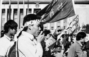 Един от водачите на студентите чете прокламация към правителството на митинг на площад "Тянанмън"
