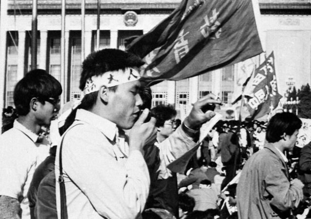 Един от водачите на студентите чете прокламация към правителството на митинг на площад "Тянанмън"