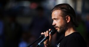 Нека забавим забързаното си ежедневие и се замислим какво се случва на няколко часа от нас, заяви продуцентът Александър Алексиев
