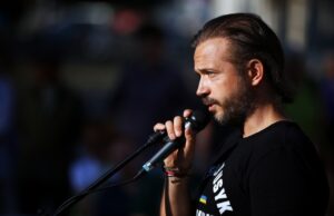 Нека забавим забързаното си ежедневие и се замислим какво се случва на няколко часа от нас, заяви продуцентът Александър Алексиев