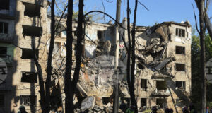 Пожарникари работят рано тази сутрин на мястото на разрушена жилищна сграда при руска атака в Киев