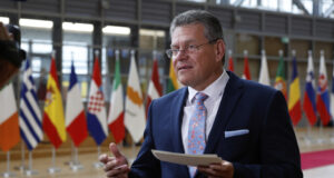 ОБНОВЕНА Еврокомисарят по търговията Марош Шефчович съобщи за продуктивни разговори с американския търговски представител в кулоарите на срещата на ОИСР в Париж