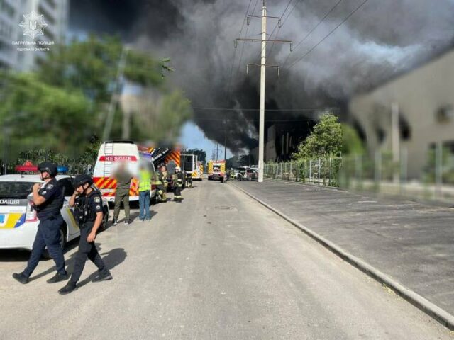ОБНОВЕНА
                                                                                                Една жена е загинала, а 17 души са ранени, в резултат на сутрешната атака с дронове в Одеса, съобщи областният управител