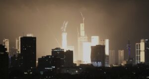 ОБНОВЕНА Израел и Иран съобщиха, че е започнала нова иранска ракетна атака