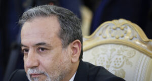 ОБНОВЕНА Иранският външен министър съобщи, че Оман му е представил части от американското предложение за споразумение за ядрената програма на Иран